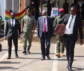 Guinée : l’ex président Alpha Condé autorisé à sortir du pays pour des soins médicaux
