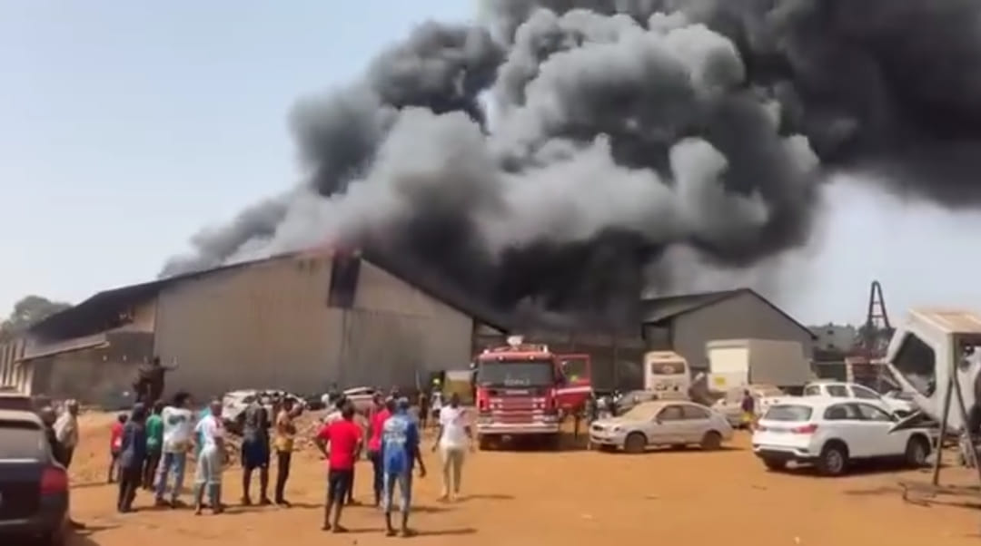 Un incendie ravage le dépôt des transformateurs de l’EDG à Hamdallaye (Instant T)